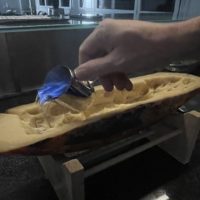 Vorbereitung zum Flambieren des Käses