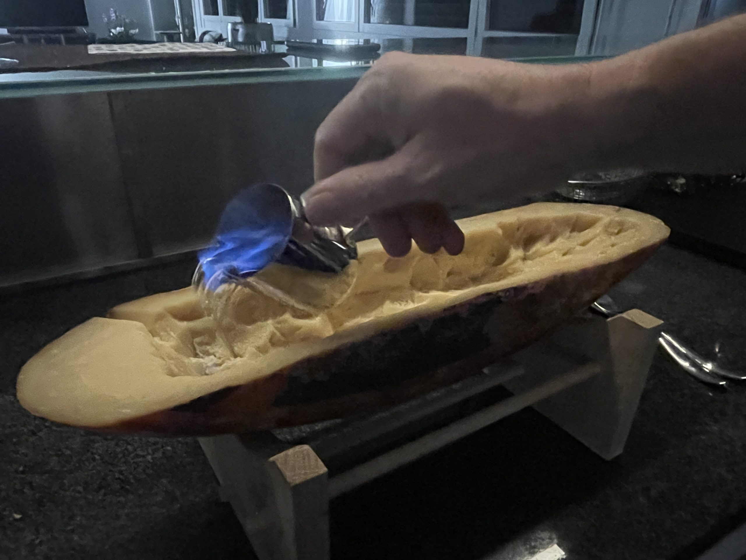Vorbereitung zum Flambieren des Käses